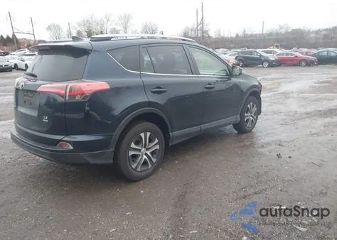 2017 Toyota Rav4 Le z USA, uszkodzony, nr VIN JTMBFREV8HJ701620